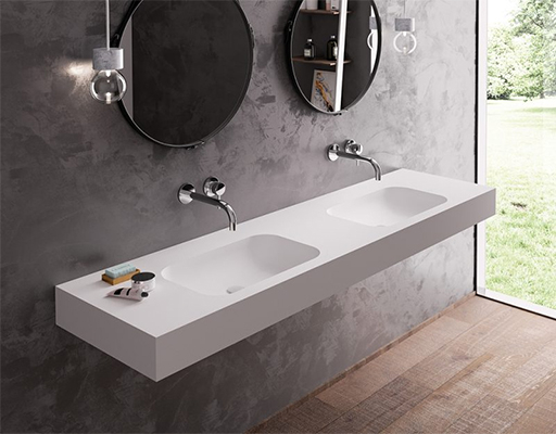 tocador de baño colgado en la pared