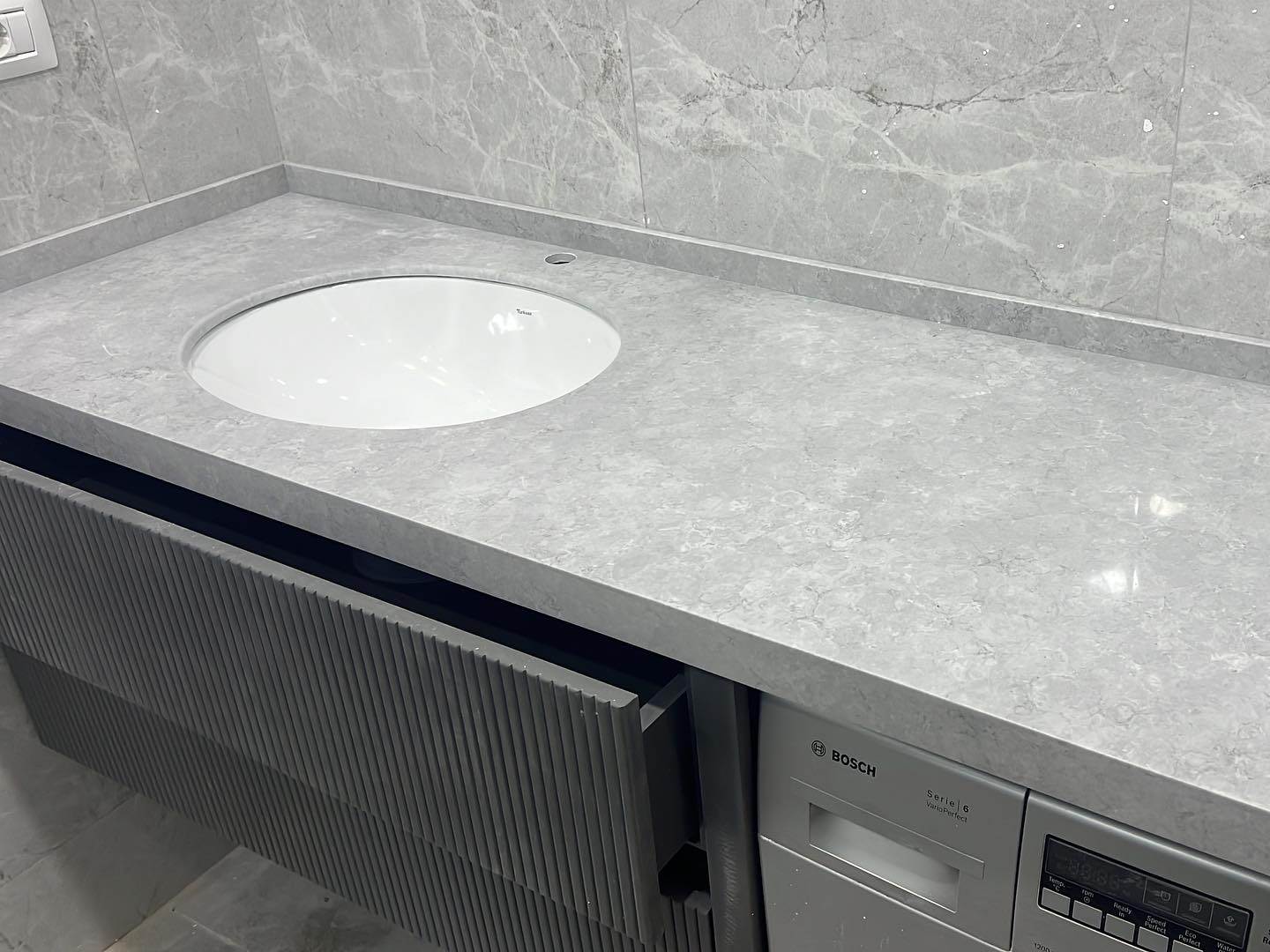 ¿Qué hace que las encimeras de superficie sólida sean una opción superior para los baños de cocinas modernas?